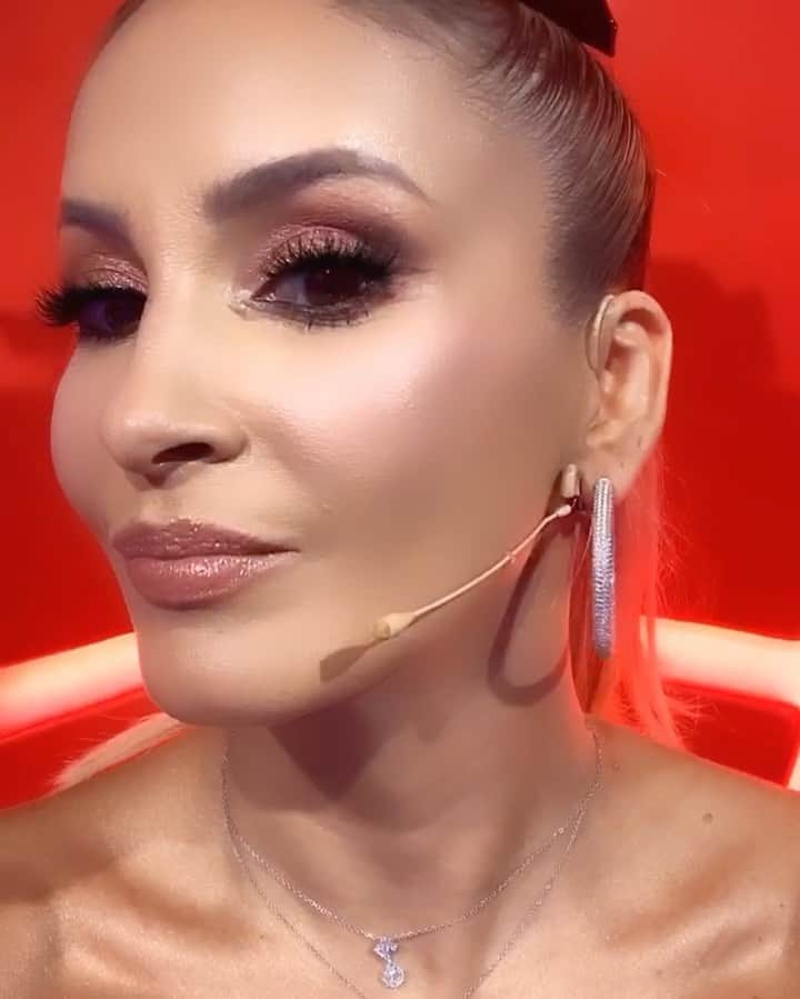 Claudia Leitteのインスタグラム：「Deus é bom em todo tempo, mas não posso deixar de registrar essa saudade de agora, das crianças, dessa minha outra família #TheVoice e da emoção que eu só sinto quanto tô lá! Ano que vem, tudo volta ao normal “de sempre”, se Deus quiser! Estaremos juntos já já! Obrigada, Deus! @mumuzinho nosso time é lindo! Aproveite e se apaixone! 🥰🥰🥰🥰🥰」
