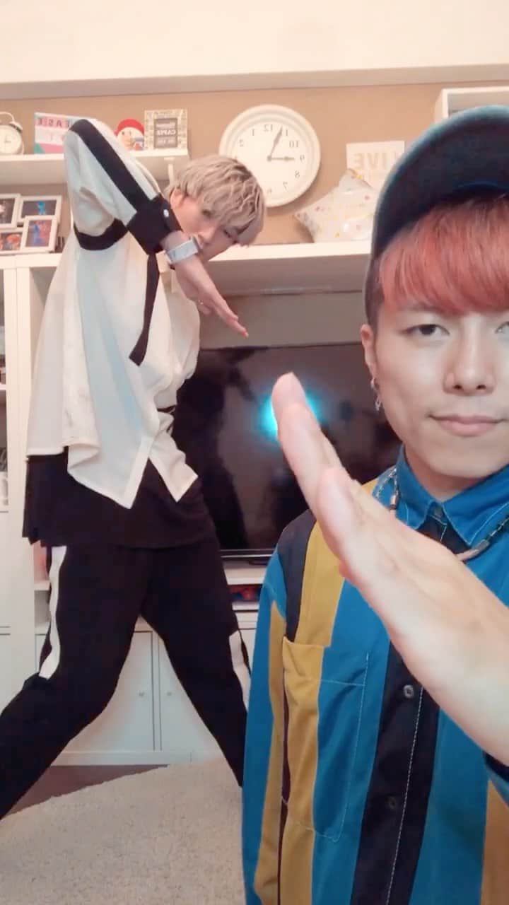RYOGA -XTRAP-のインスタグラム：「@fragile_heyhe1 君とコラボ🤝 ナイスなシンクロ😎そして服セットアップで着てくれてるのが似合いすぎ😆👏  Collaboration with @fragile_heyhe1  That was nice sync🔥  #tutting #fingertutting #フィンガータット #dance #bts #dynamite」