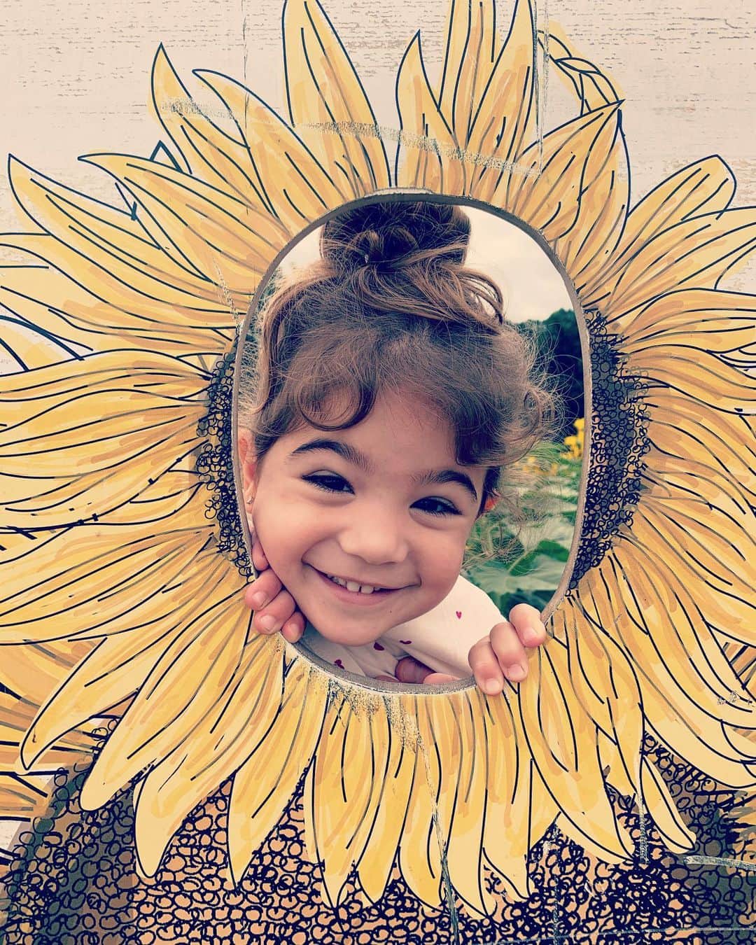 クリスティーナ・ペリーのインスタグラム：「i don’t think a better photo of carmella exists. this girl is joyful 24/7. even when she’s mad or sad or sick, she comes back to joy and laughter so fast. she’s is so funny and bright and creative. she’s makes everyone laugh all day long. i had no idea when she was in my belly she would be the best girl i ever met! i can’t wait to see her become a big sister🌻」