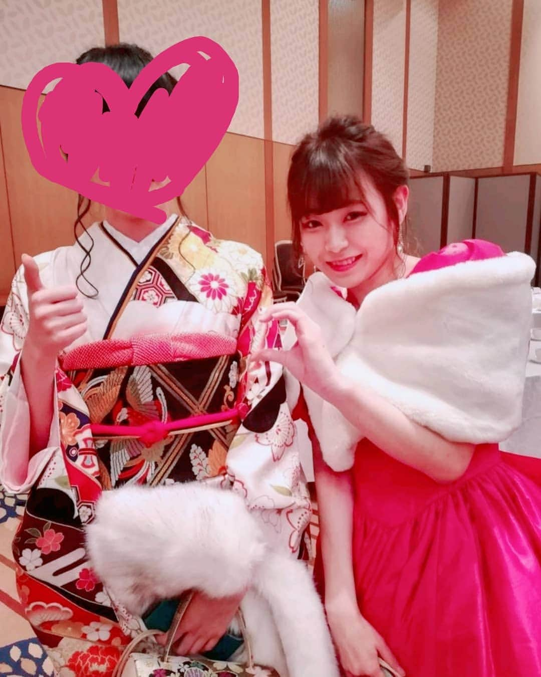 山口さくらのインスタグラム：「みなさんこんばんは🌸 ミス都立大Ｎｏ．4山口さくらです🌸🌸🌸  昨日ストーリーで質問募集したら思ったよりちゃんとした恋愛相談があって驚きました…🌸 まともな恋愛経験がないょゎょゎなので役に立つお答えは出来ないです😝🌸 申し訳ない…  甘酸っぱい恋愛に憧れる気持ちはもはやありませんが、過去の甘酸っぱい記憶にすがりたくなる時ってありませんか？ 私はあります🌸 私の甘酸っぱい恋愛は中高の頃です、猫が大好きで心も見た目もとっても綺麗な子を好きでした💗 その時は上手い接し方が分からず挙動不審になったり暴走してしまったり…😢たくさん迷惑をかけましたね…  バレンタインに色んなデパートをまわって、1日かけてチョコを選びなけなしのお金で買って、震える手でプレゼントしたのが良い思い出です😊🌸  この前成人式の時に中高の同窓会があって、そこで再会したのですが、そこで奇跡の同窓会マジックが起こり、同窓会の後、一緒に飲みに行くことが出来ました💞💞💞 ちょっとは成長したんだぞって所を見せたかったのですが、ドキドキでそれどころではなかったですね🤭🌸  今日のドレスの写真は同窓会中に好きだった子に撮ってもらったツーショット💗  全然関係ないですが、他大のミスでその子と同じ名前のことか見つけるとちょっと注目しちゃいます…😝🌸  最後まで読んでくださってありがとうございます🌸  今日もプロフィール欄のURLから投票お願いします🌸  #都立大 #東京都立大学 #都立大学 #ミスコン #ミスコンファイナリスト #さくら #金髪女子」