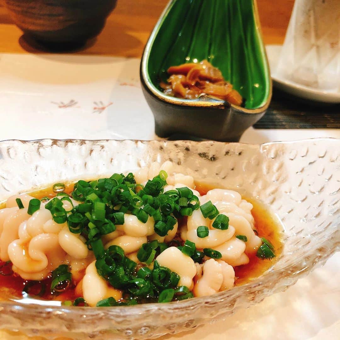 朝比奈りえさんのインスタグラム写真 - (朝比奈りえInstagram)「先日気に気になっていた  鮨処　宿木さんへ  大将のお任せで 満腹になったら ストップする形は初めて💗  どれも新鮮で美味しかったし 大将のおもてなしと 笑顔に お腹も心も満腹に なれた時間でした🍣  日本酒は 自分で選んでセルフで 注ぐスタイルなのも 新鮮で楽しかったです🍶💗  #大曽根グルメ #鮨好きな人と繋がりたい  #すし  #魚大好き #食べ歩き  #高級 #美食 #宿木 #おいしい #同伴 #ディナー #予約制 #旅行 #休日  #空  #goodnight」9月21日 1時38分 - lie8862