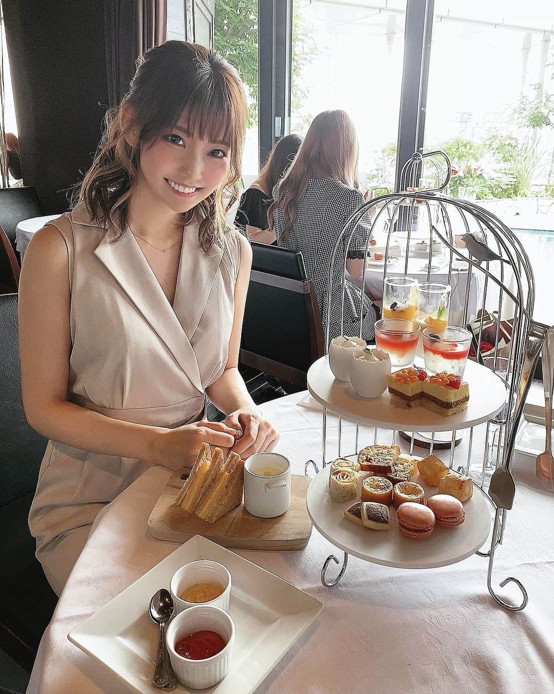 愛咲りりのインスタグラム：「何でこんなデブなんだろうって思うけどまあ冷静にしっかり食べてるのよね☝🏻☝🏻 ごはんと甘いものを！！！！  #渋谷 #レギャントーキョー #afternoontea #アフタヌーンティー」
