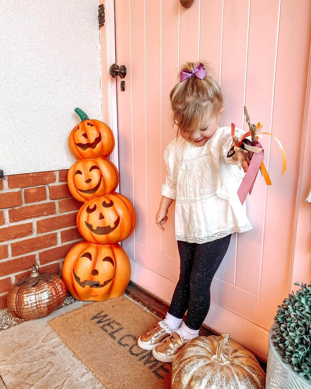 ルイーズ・ペントランドさんのインスタグラム写真 - (ルイーズ・ペントランドInstagram)「🎃We made the easiest #halloweencraft EVER this weekend! Save this post to remind yourself to make it later! (tap the little bookmark symbol on the right, under the images 👌🏻) . I’ve been doing a LOT more crafts lately. Pearl is 2.5 now, I’m travelling about a lot less (🦠) and I’m finding doing something with my hands very calming. . I wanted to make something ‘spooky’ so we made Magic Wands! If you swipe you can see the ‘process’ but really it’s just: 🍂 Find sticks 🍂 Paint them 🍂 Glue the end 🍂 Sprinkle of Glitter 🍂 Let dry 🍂 Add ribbon . Literally so easy a toddler can help! ☺️👶🏼 . I think they make really pretty #falldecor and like having them out on display 🧡 . Please supervise your children if you let them play with them. The mug was a quick order off @amazon - super magical haha ✨ . What do you think? Wanna see more of our crafts?? Xxx . Ps- you may or may not know but the algorithm SEEMS to have gone a bit iffy. Liking, commenting and apparently SAVING really help creators. No pressure at all because my stuff is obligation free but if you do  want to support, THANK YOU!! 🧡🧡🧡」9月21日 1時46分 - louisepentland