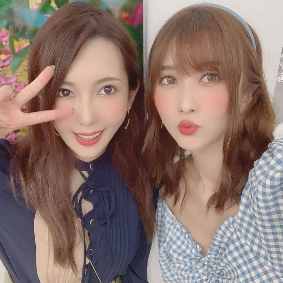 大槻ひびきさんのインスタグラム写真 - (大槻ひびきInstagram)「皆さんへ🌸  今回のクラウドファンディングで 写真集、写真展の支援をしてくださった皆さん 写真展に来てくれた皆さん ありがとうございました🥺💕　 無事最終日まで駆け抜けました！  行列ができるほどたくさんの方に来てもらえて 私達とても幸せです🥰 楽しんでもらえたかな？？  写真選びも展示物の衣装やシチュエーションも 全て2人で考え準備してきました😊 準備や撮影は大変な時もあったけど その期間も2人で楽しめたし ひびはただったから作れた特別な写真集だと思います。  ファンの皆さんのお陰で 写真展も大成功でした😭💕 嬉しいな。。 本当にありがとうございました！  次は10/3.4に 大阪で写真展を開催します⭐️ 今回来れなかった方、 ぜひぜひ遊びに来てくださいね☺️💛  #japan #thankyou #crowdfunding  #写真展 #写真集 #クラウドファンディング #渋谷 #ありがとう #大阪」9月21日 1時47分 - yanhibi0221