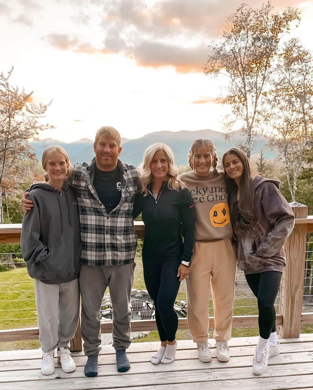 Paige Reillyさんのインスタグラム写真 - (Paige ReillyInstagram)「Was able to surprise my family this weekend for their weekend family getaway 😭🤍 I haven’t been home since Christmas, so it was so nice to be able to sneak home to see the whole fam this weekend 🙏🏻  We have a few more days here to enjoy being back in NY, but it has definitely been nice to be home 🥰」9月21日 7時23分 - paigereilly