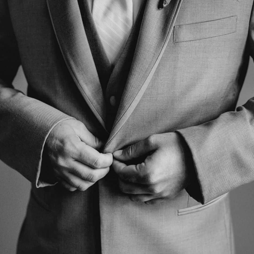 アイクベーハーのインスタグラム：「Nothing like a slim fit suit to turn heads and pull a look together ✨💪🏼 📷: @balducciphotography . . . . . #weddingstyle #mask #ikebehar #classic #classicmenswear #mensstyle #suitandtie #menswearblog #vintage #film #style #covidrelief #fashionblog #suitandtie #blacktie #behar #suited #whiskey #fallfashion #sweaterweather #mask #ties  #plaid #facemask #covi̇d19 #newyork #styleinspo」