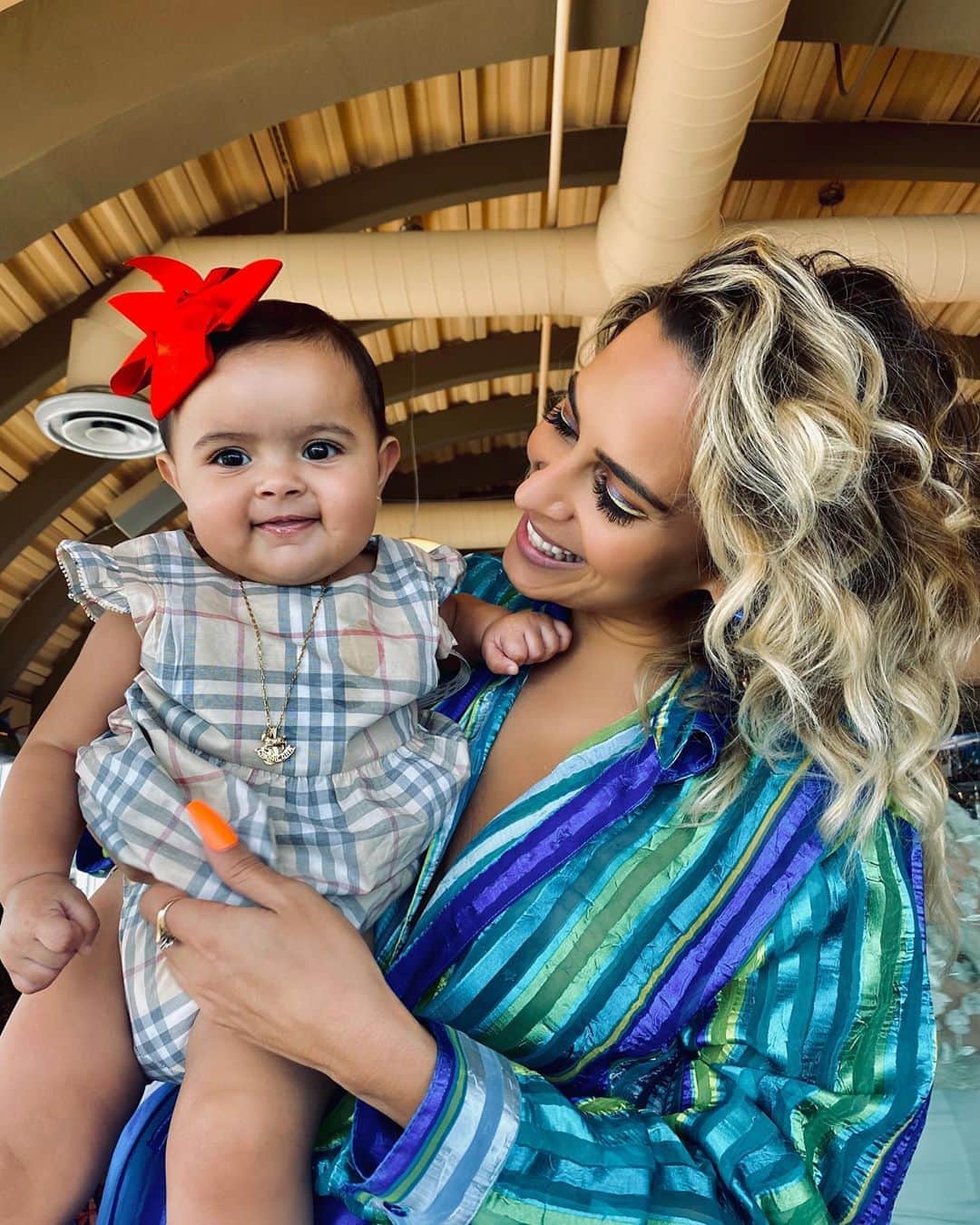 ベロニカ・ベガのインスタグラム：「LITERALLY MY HAPPINESS IN HUMAN FORM. #LACHACHIMAMA」