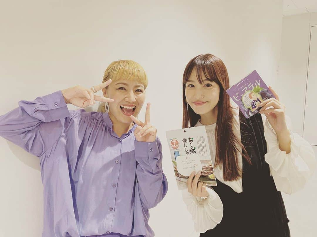 丸山桂里奈さんのインスタグラム写真 - (丸山桂里奈Instagram)「鷲見さんと、今日ずっと一緒でした🙋‍♀️ げきかわちゃん。 つるつるゆでたまご❤️ 可愛いし、とにかく優しいし、見るからに人間とは思えないくらいの美しさっす。 鷲見さんのエキス鼻からいただきました👃また、会いたいなぁ🤷‍♀️会いましょう〜🙋‍♀️  #鷲見さん #完璧なかわいさ #クリビツ #口があきっぱなしになるよ #こんな可愛かったら人生違うな #肌がナタデココ #ところてん #葛切り #全部当てはまる #水が顔から出るくらいならうるおい #また会いましょう #いい意味で #インスタバエ」9月21日 1時56分 - karinamaruyama