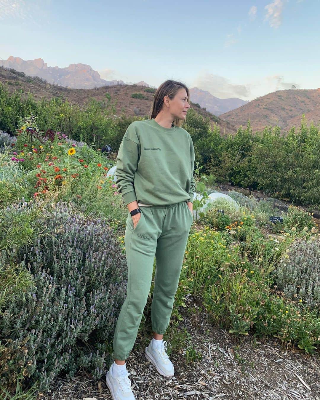 マリア・シャラポワのインスタグラム：「I hiked. More than I ever thought I could mentally withstand on my own (+-45 miles). I ate like a plant based champ. I drank hibiscus ( or was it tamarind?🤨) tea instead of coffee. I picked figs from the garden every evening. And ate them, obviously. I had a massage. Daily. I did strength training post hike every day which...felt unnecessary in the moment 😂. Yoga, stretching—that too. It was a daily personal love hate relationship which we all occasionally need. The space to breathe, to put in the effort, to feel lighter (literally!), and to leave knowing a cup of coffee is just around the corner 🤓Thank you for the amazing week @theranchmalibu! Your staff are rays of ☀️!」