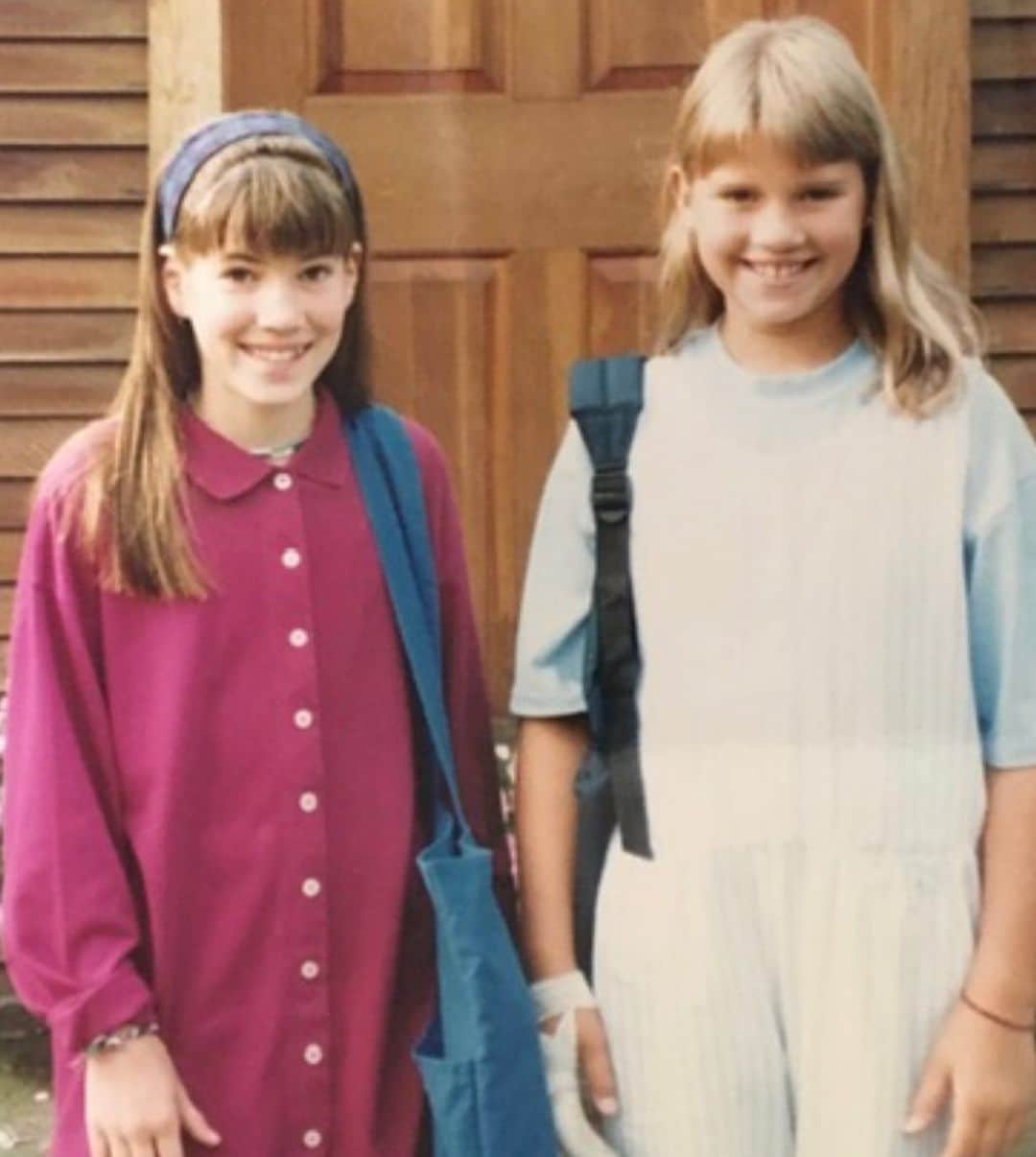 ジュリー・マクニヴンのインスタグラム：「Happy birthday to my BFF @kategagnonosborn ...no matter what (atrocities) I wore, you always stood by my side.  I love you! ❤️😘」