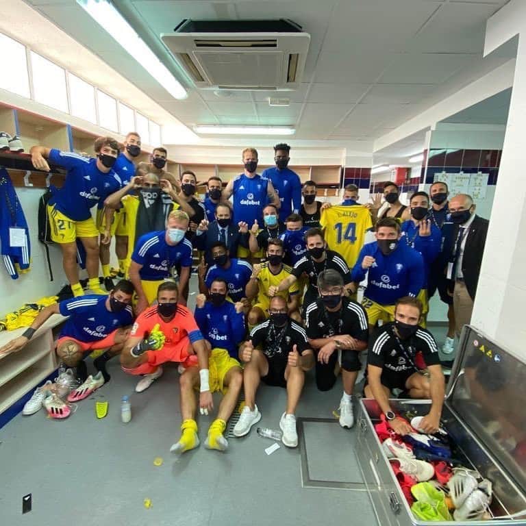 アレハンドロ・フェルナンデス・イグレシアスのインスタグラム：「Victoria de equipo, sufrimos y ganamos todos juntos...💛💙Grande Cádiz😁   #Mehandichoqueelamarillo #AF8」