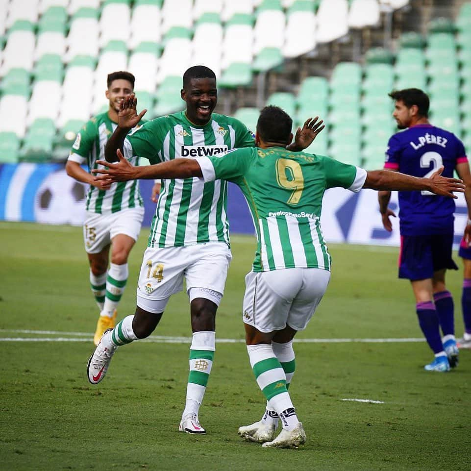 レアル・ベティスさんのインスタグラム写真 - (レアル・ベティスInstagram)「😊🔝🙌  ⏱⚽️ 30' 💚⚪ #RealBetisRealValladolid 2-0 💜⚪  #DíaDeBetis」9月21日 2時07分 - realbetisbalompie