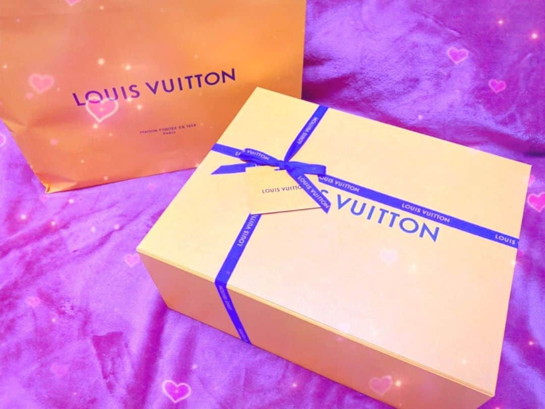 みなたろのインスタグラム：「🎁🧡 か わ い い 🥺!! . #louisvuitton#オンザゴーmm#ありがとう🧡」