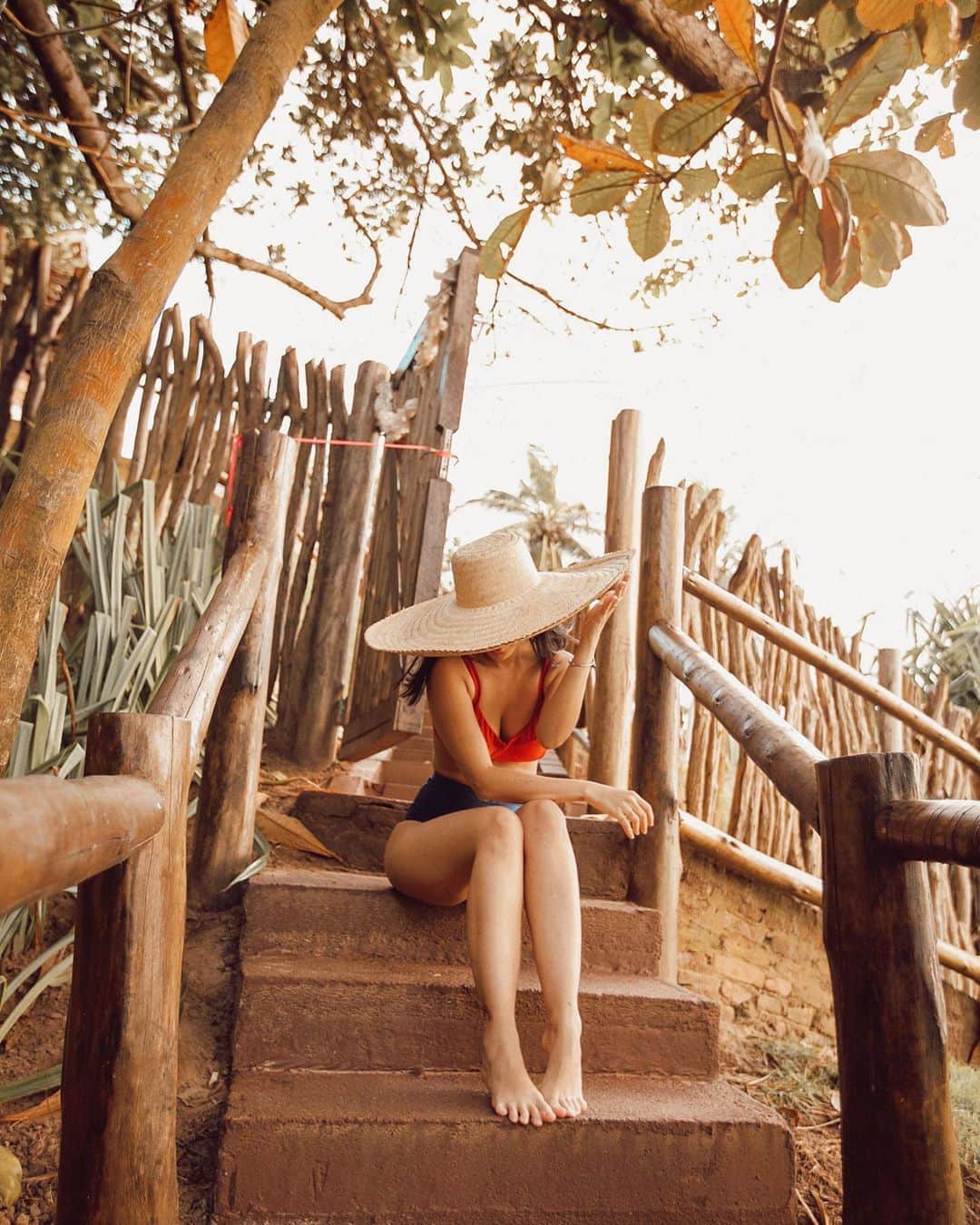 Gabriela Salesのインスタグラム：「Pé no chão, cabecinha na lua e coração no céu 🌾」