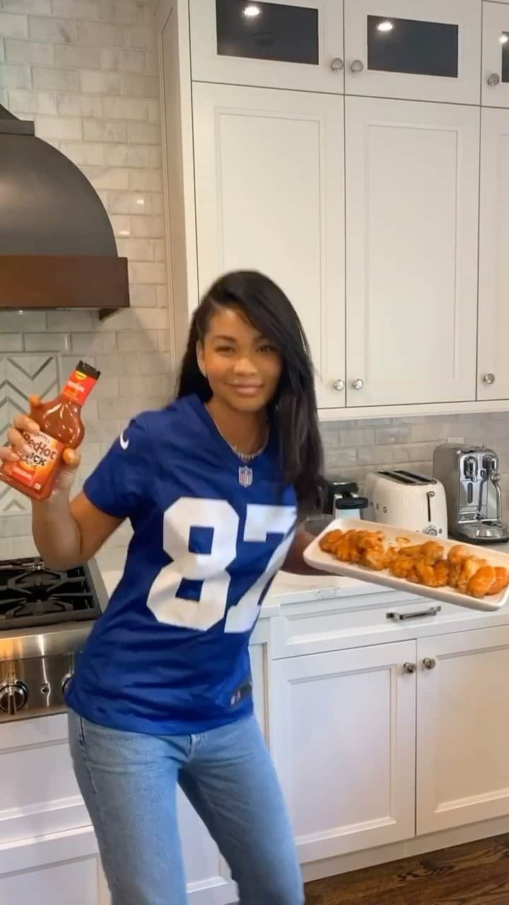 シャネル・イマンのインスタグラム：「Game DAY! Made buffalo wings. Getting ready to watch the game. Here’s my touch down Dipping dance. Let’s go #87  @franksredhot #Frankspartner」