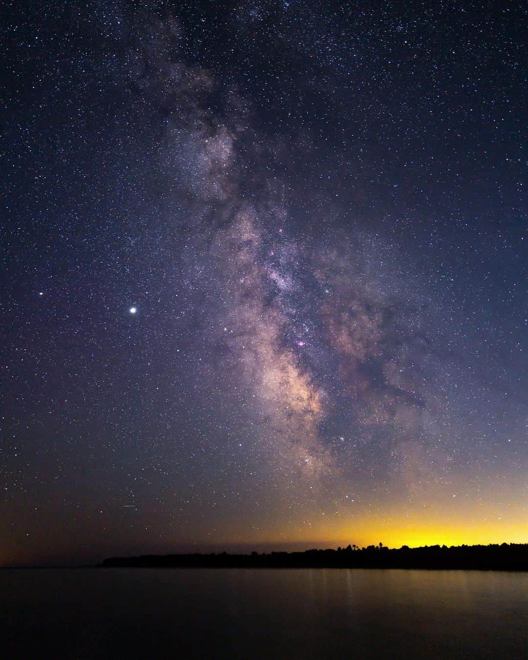 Adam Senatoriのインスタグラム：「Lake Michigan // Late season Milky Way shot and a moon rise. Had a chance to visit another International Dark Sky Park.   @leica Q2 at f1.4, ISO 400, 6 sec exposure  @idadarksky @discoverwisconsin @doorcounty」