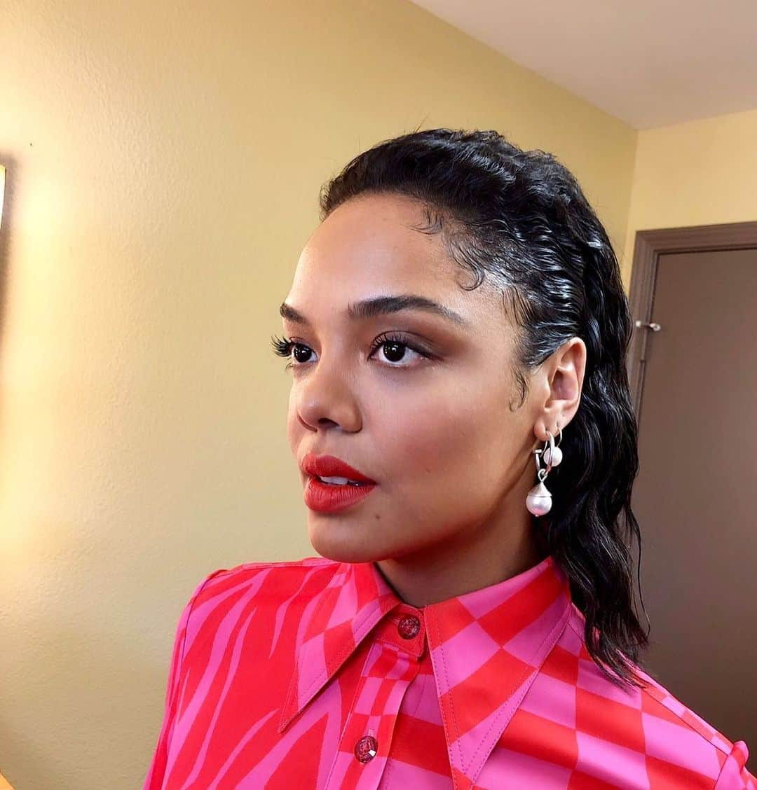 Lacy Redwayさんのインスタグラム写真 - (Lacy RedwayInstagram)「Been sitting on this one for a min.  Camera phone scroll ....    ✨✨ Tessa Thompson✨✨   For Ruth Paul’s Drag Race All Star🌟   Makeup by @karayoshimotobua  Styled @waymanandmicah   #Hairbylacyaredway #lacyxtessa #tessathompson」9月21日 2時33分 - lacyredway