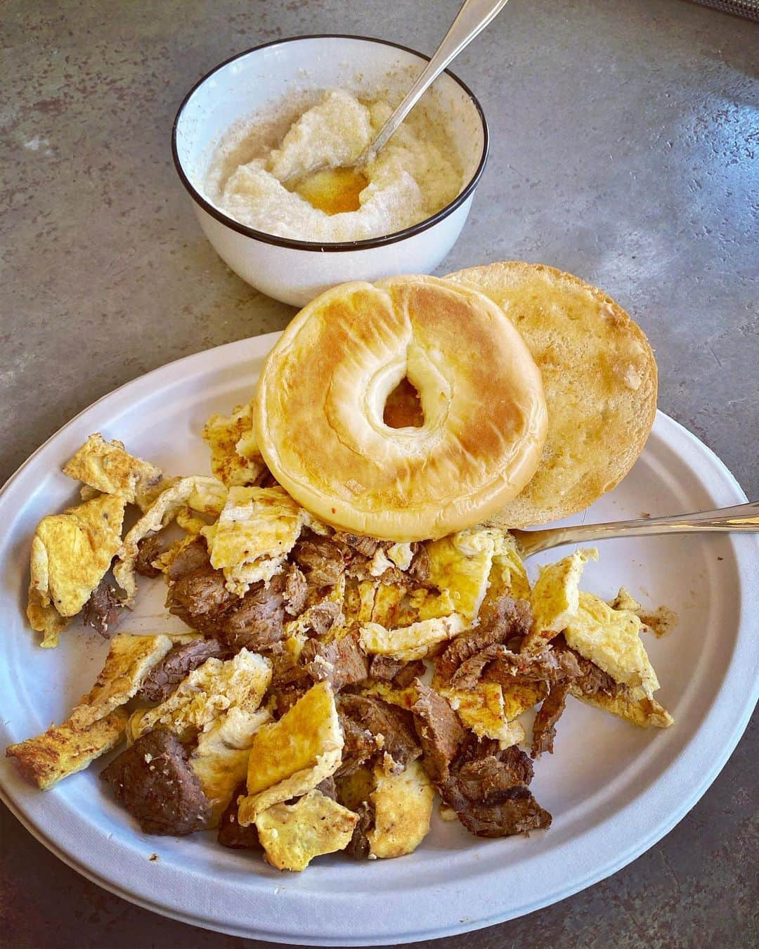 ドウェイン・ジョンソンさんのインスタグラム写真 - (ドウェイン・ジョンソンInstagram)「Sunday morning (pre leg workout) breakfast.  🐔🥯🥣🐃 🏋🏽‍♂️  Cream of Rice with honey, bagel, whole liquid chickens and seasoned buffalo.  Enjoy your Sunday, my friends and eat up. It’s cheat day 😈 #sundaymorningcomingdown」9月21日 2時33分 - therock