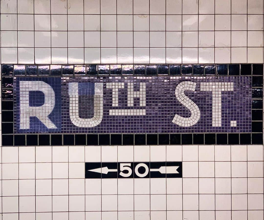 Good Morning Americaさんのインスタグラム写真 - (Good Morning AmericaInstagram)「Overnight, someone changed New York City’s C train 50th street subway station into “Ruth Street” to honor the late Supreme Court Justice Ruth Bader Ginsburg.」9月21日 2時43分 - goodmorningamerica