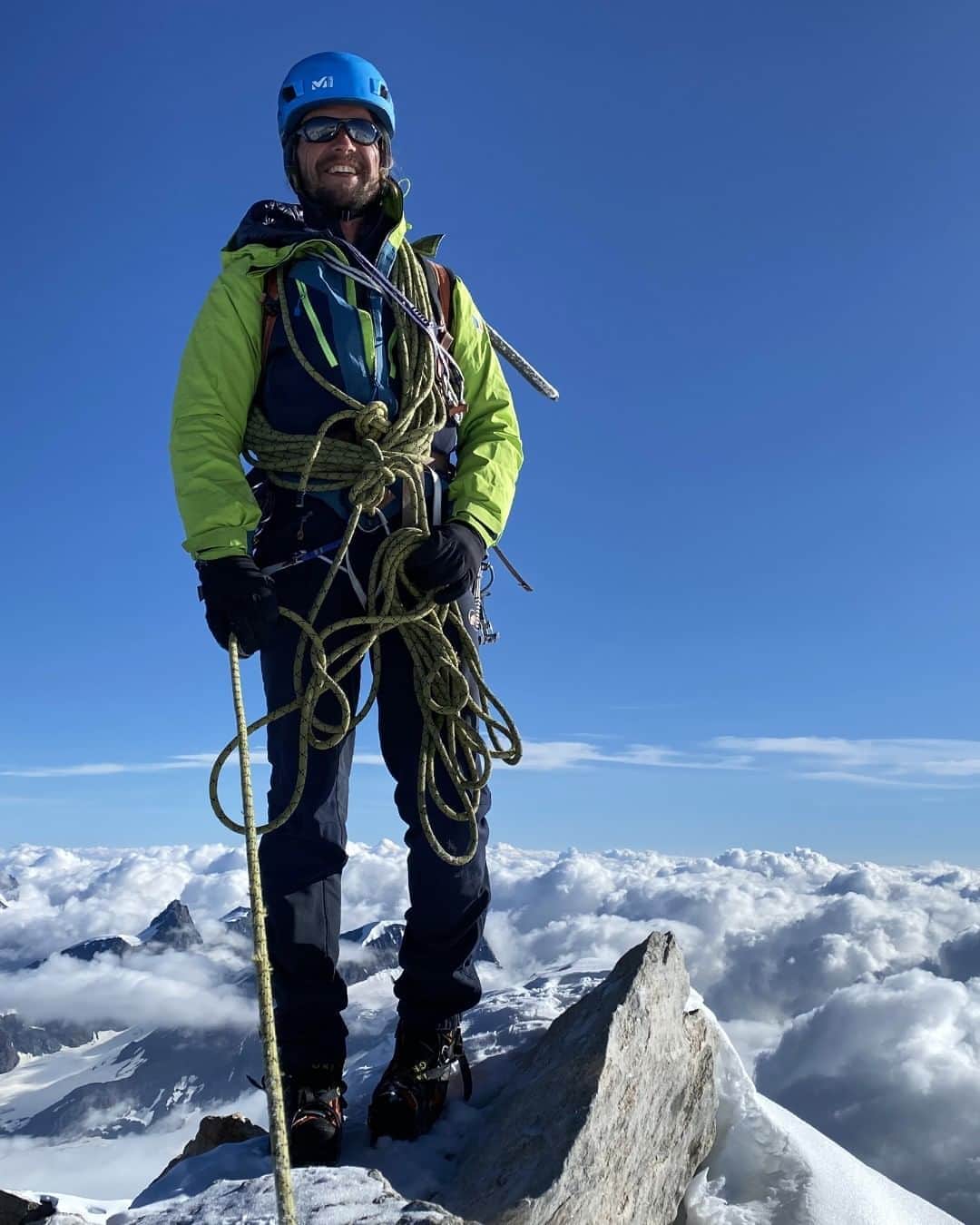 ミレーのインスタグラム：「A guide sharing his passion to bring his/her ropemate to the summit is a happy guide! Isn't it @fredericbrehe?  📷 @jordane_lienard   #MilletRiseUp」