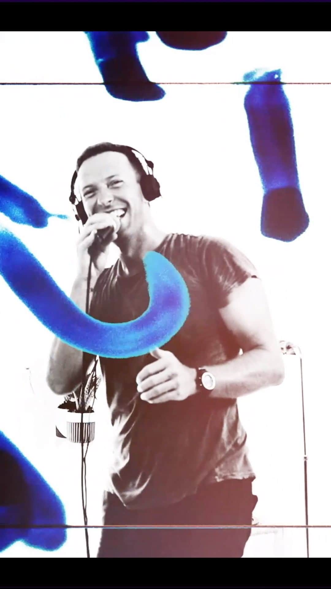 Coldplayのインスタグラム：「Visuals @impossiblebrief / live mix @rikademus. PH」