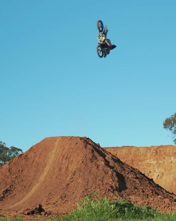 のインスタグラム：「Put some respect on it 👊 @jackostrong lands the world’s first dirt to dirt front flip AND world’s first dirt to dirt double backflip!!!  Watch his full @xgames Real Moto part and VOTE at #LinkInBio 📼🗳  #Moto #XGames #Motocross #Dirtbike #Motorcycle #FrontFlip #Backflip #MonsterEnergy」