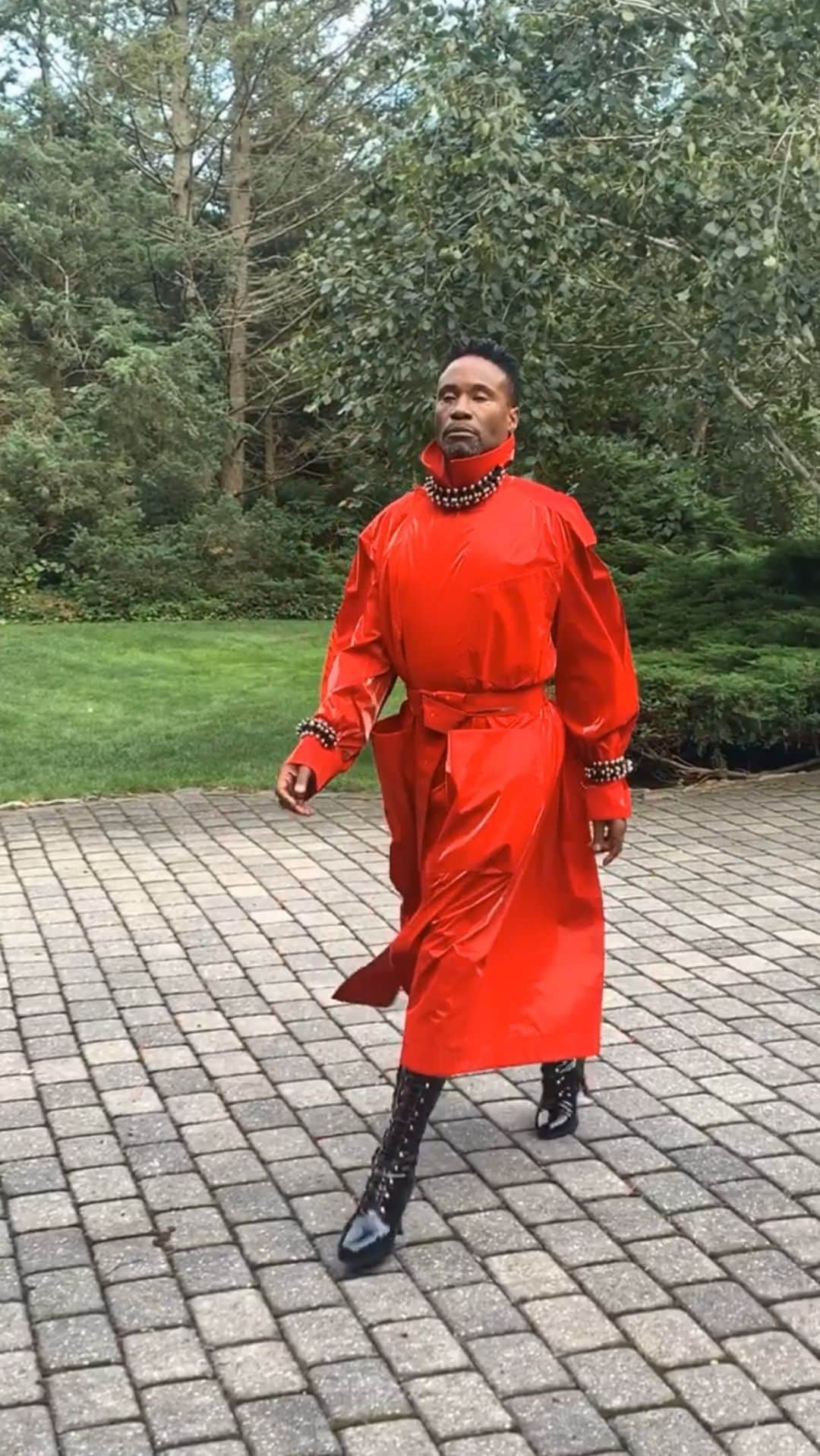 のインスタグラム：「What will fashion icon and two-time nominee Billy Porter (@theebillyporter) be wearing to this year’s Emmy Awards? ⁣ ⁣ Florals? 🌸⁣ Bold colors? 💥⁣ Statement piece? 🔥⁣ ⁣ Whatever it is, we know it will be fierce. Check back later for the grand reveal ahead of the big night.⁣ ⁣ Reel of @theebillyporter by @luckychurch」