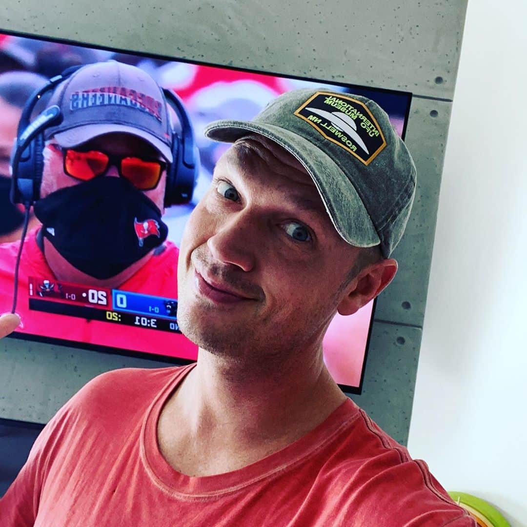 ニック・カーターさんのインスタグラム写真 - (ニック・カーターInstagram)「And the season has finally started!!! @buccaneers 😉😎 #tampa #tampabaybuccaneers #bucs #tombrady #gobucs #buccaneers #1bucsfan #numberonebucsfan #beenhere4years #touchdownbucs #gobruce #brucearians」9月21日 3時12分 - nickcarter