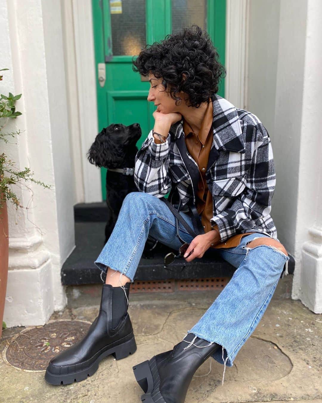MANGOさんのインスタグラム写真 - (MANGOInstagram)「A comfortable style for a doggy day. Our Mango Girl @yasminsewell raises this kind of outfits to perfection!  #MangoGirls #MangoCollection」9月21日 3時12分 - mango