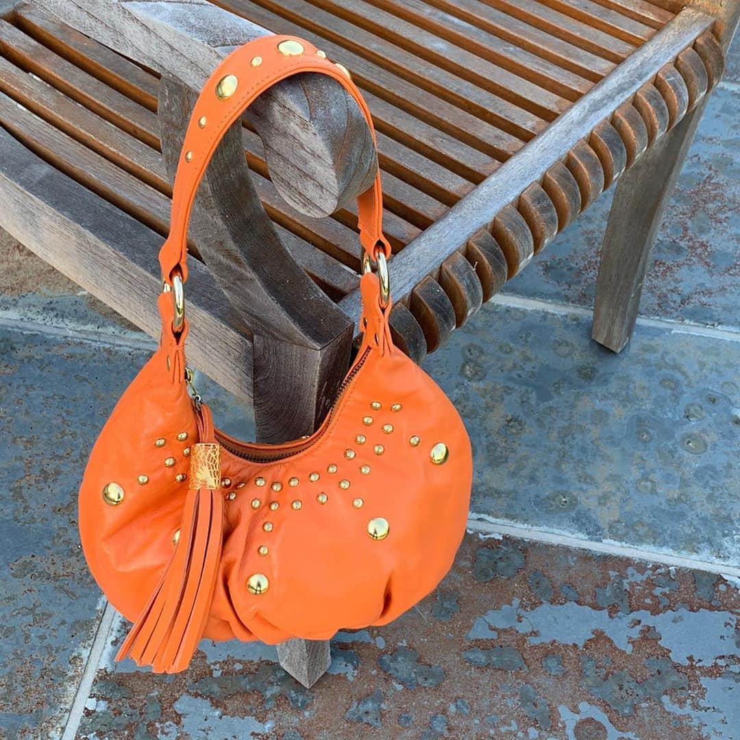インガクリストファーさんのインスタグラム写真 - (インガクリストファーInstagram)「Transitioning from Summer to Fall with #Orange #leatherhandbag. Enjoy the last day of summer!! #ingechristopher #studded #bag #colorcrush #fallcolor #casuallook #wearitloveit #minibag」9月21日 3時17分 - ingechristopher