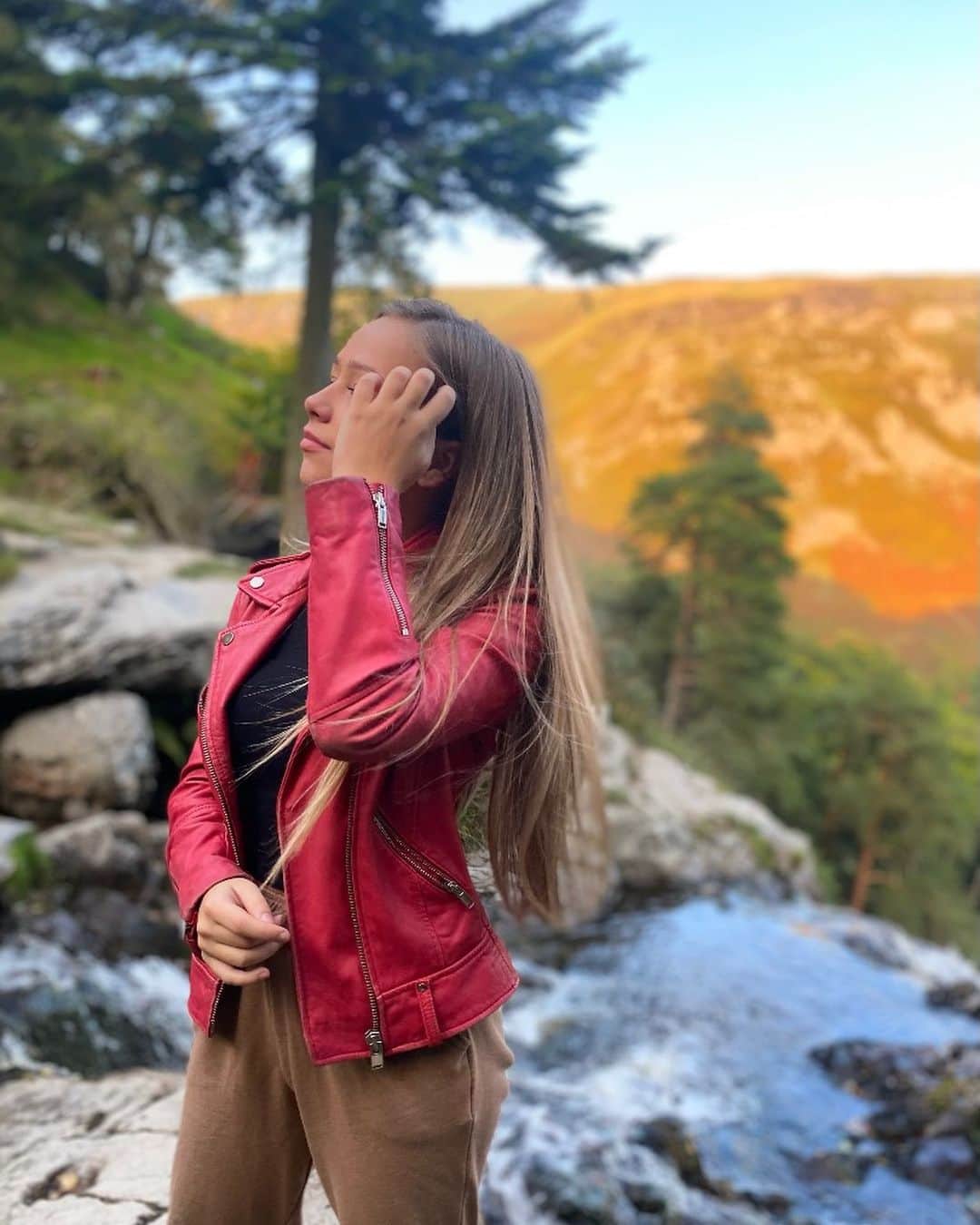 コニー・タルボットのインスタグラム：「Hi😊climbed to the top of a waterfall today and got 0 good photos 😔 here’s some of me laughing my head off 🤣」