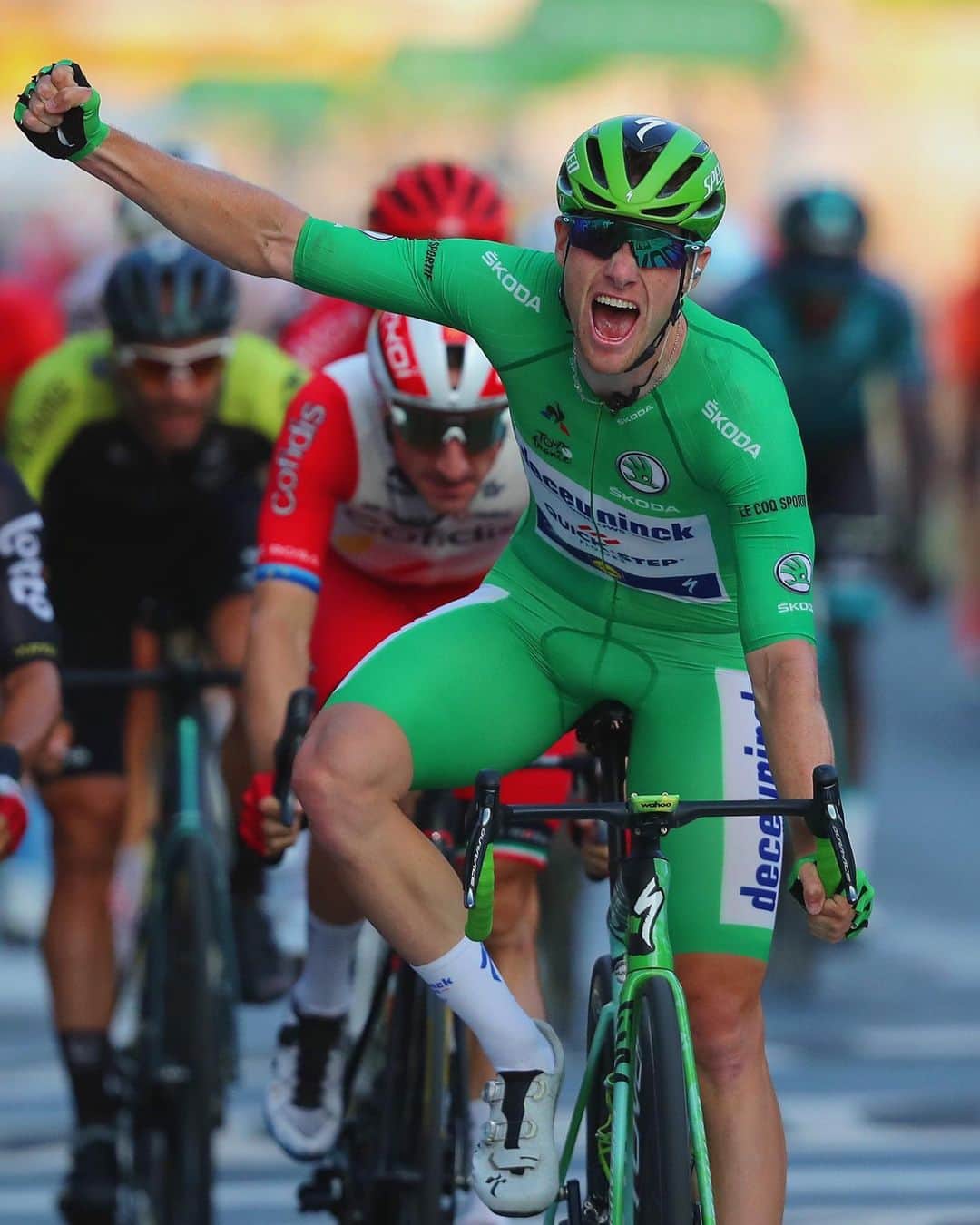 OAKLEYのインスタグラム：「A finish that will leave your heart racing. @sammyben sealing the Green Jersey in the city of love. 💚 @deceininck_quickstepteam #ForTheLoveOfSport #TDF2020」