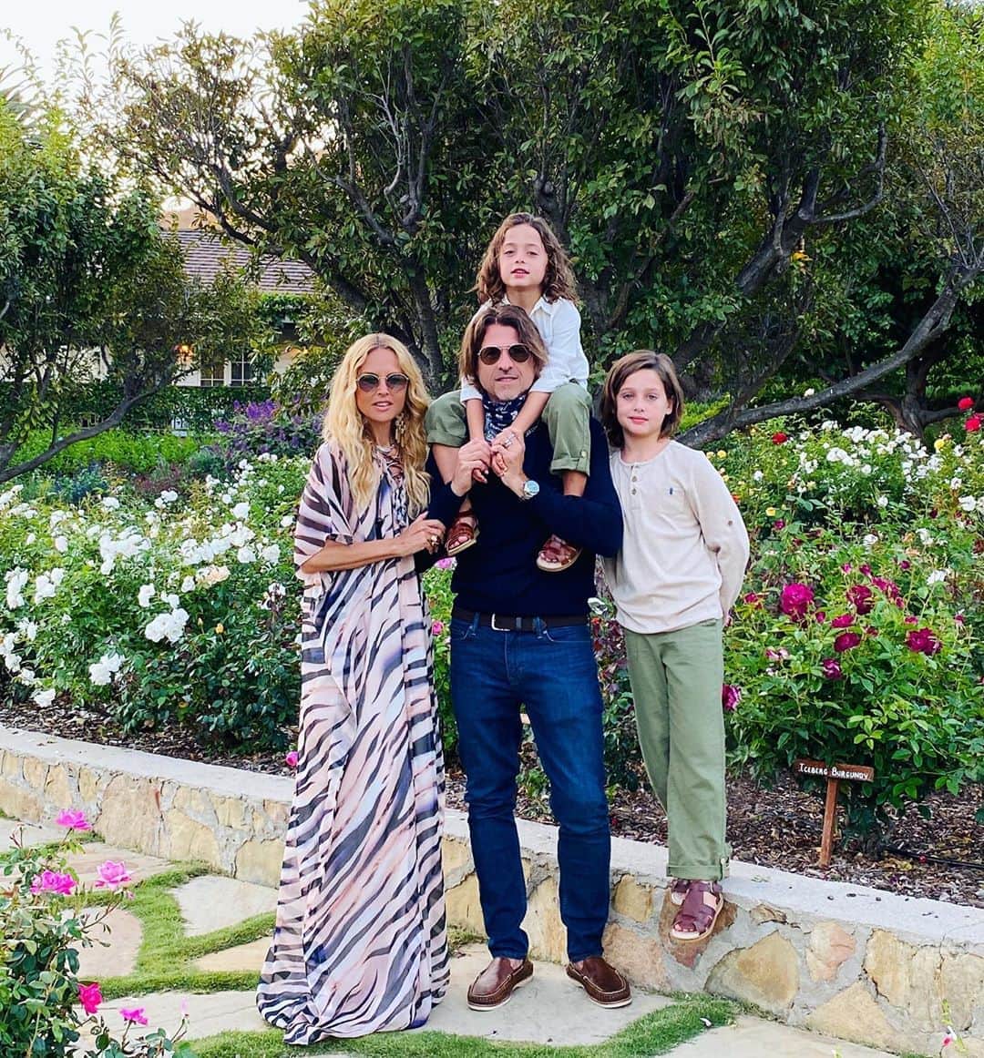 レイチェル・ゾーのインスタグラム：「Family days are the best days #sunday ❤️ feeling #grateful 🙏🏻 XoRZ」