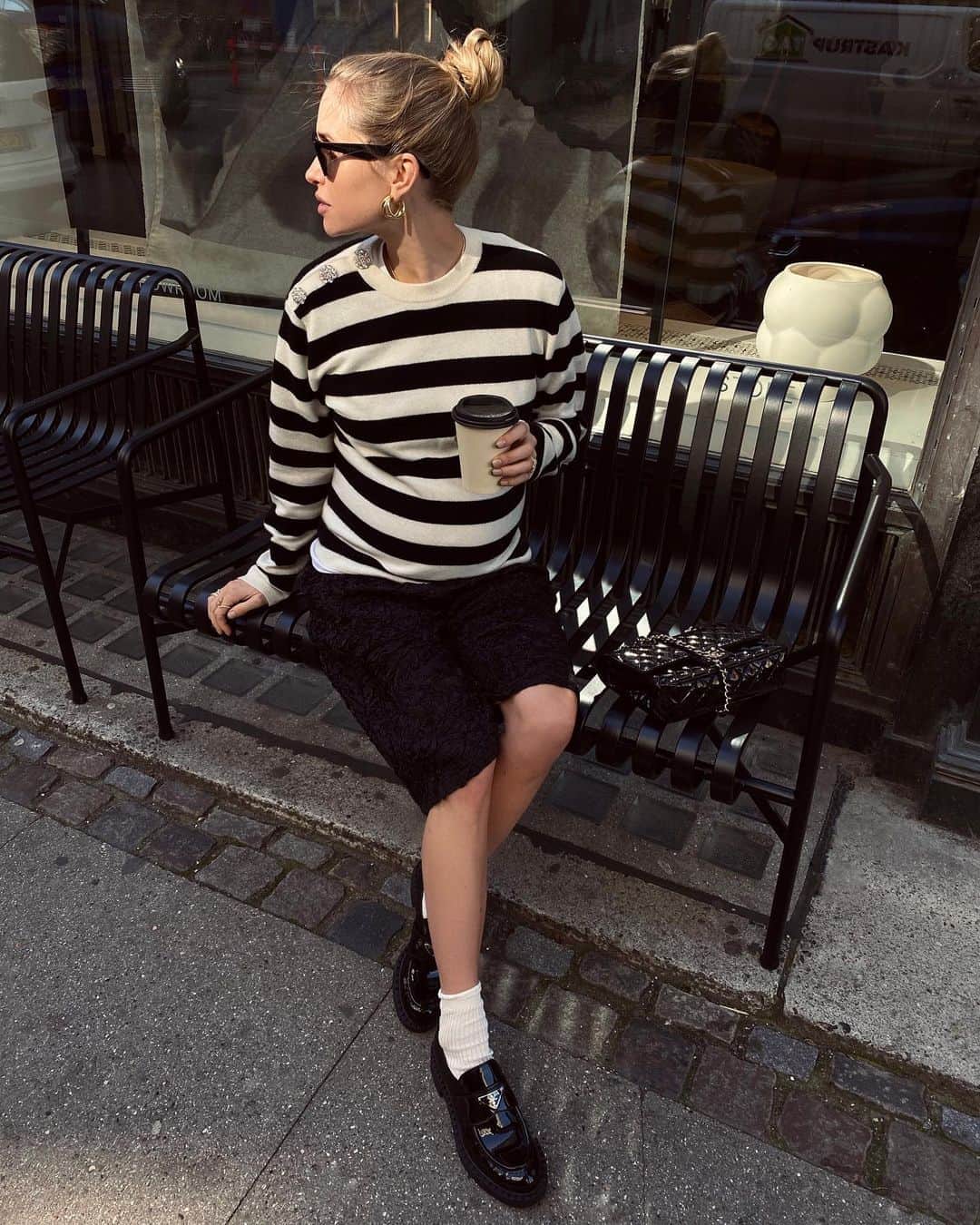 ペニーレ・タイスベックのインスタグラム：「Annonce Comfy classics🖤 swipe for details 🖤 @mytheresa.com #theshoeclub」