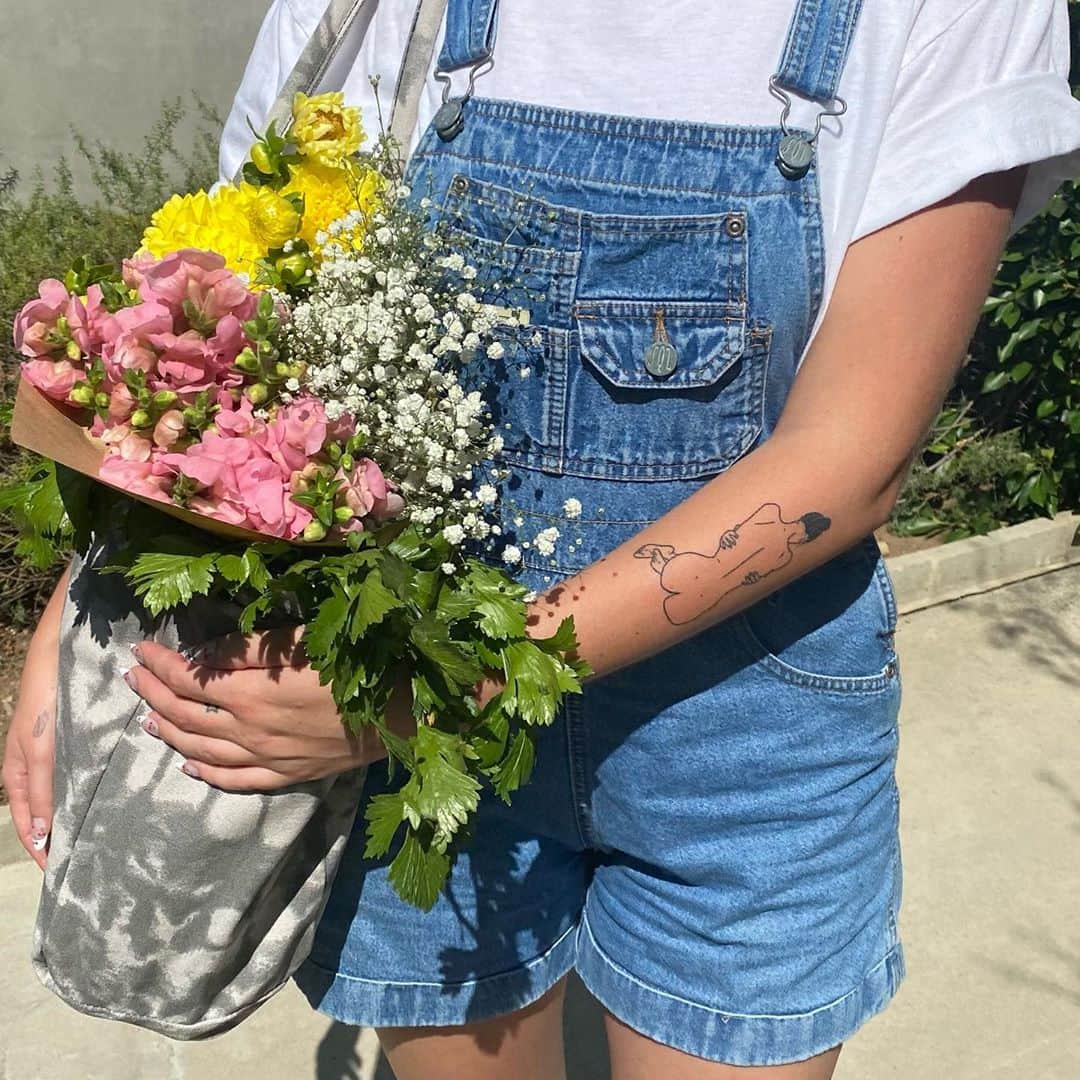 Maddi Braggのインスタグラム：「The only appropriate outfit for a Sunday at the farmers market 🥬💐」