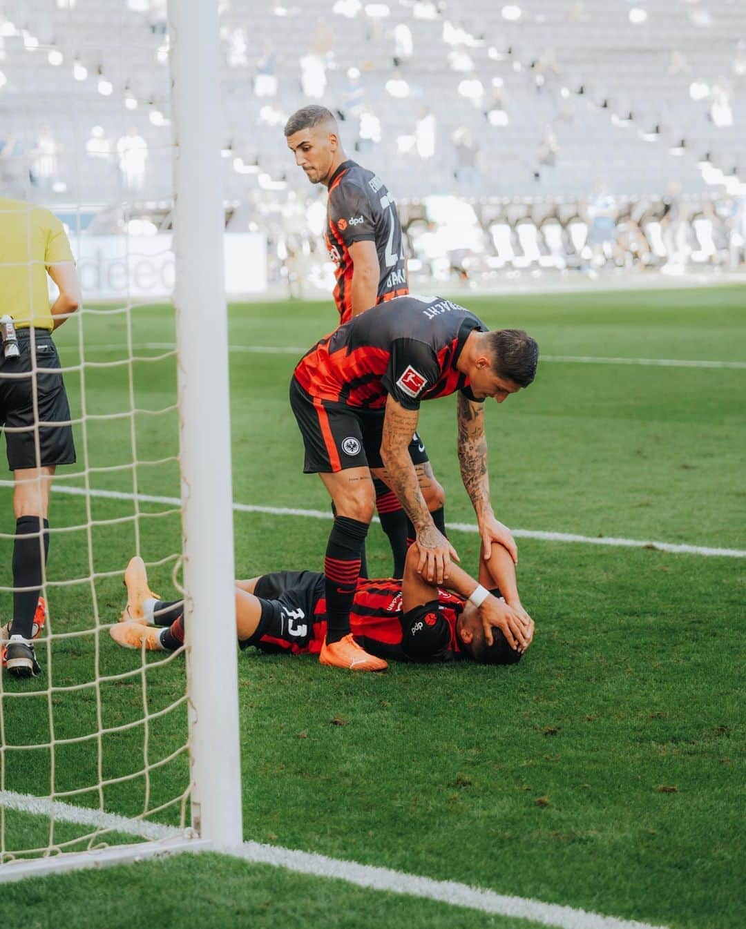 シュテフェン・ツバーさんのインスタグラム写真 - (シュテフェン・ツバーInstagram)「Happy for my first @bundesliga_en game for @eintrachtfrankfurt 🦅❤️ #sz11」9月21日 3時42分 - stevenzauber