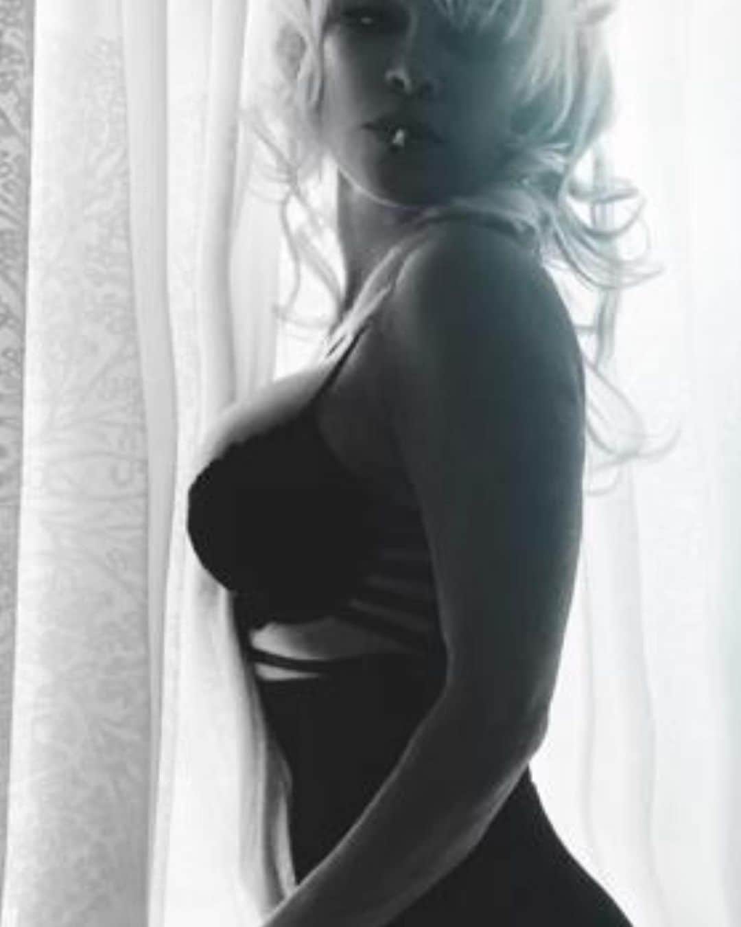 パメラ・アンダーソンのインスタグラム：「Don’t tell me what I’m doing, I don’t want to know -Fellini」