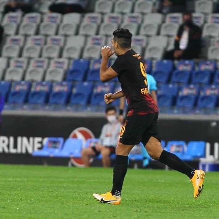 ラダメル・ファルカオのインスタグラム：「Muy buenas sensaciones nos deja el partido. Gran trabajo de equipo y agradecido por la oportunidad de marcar. 👏🏼  God feelings in the game. Great teamwork and grateful for the goal. Now, keep working and get ready for the next game. 🤛🏼  Çok mutlu olduğum bir akşam. Takım olarak çok iyiydik ve attığım gol için de Tanrıya minnettarım. Şimdi daha çok çalışma  ve gelecek maça daha iyi hazırlanma zamanı.  Photos : @galatasaray @fotottarena」