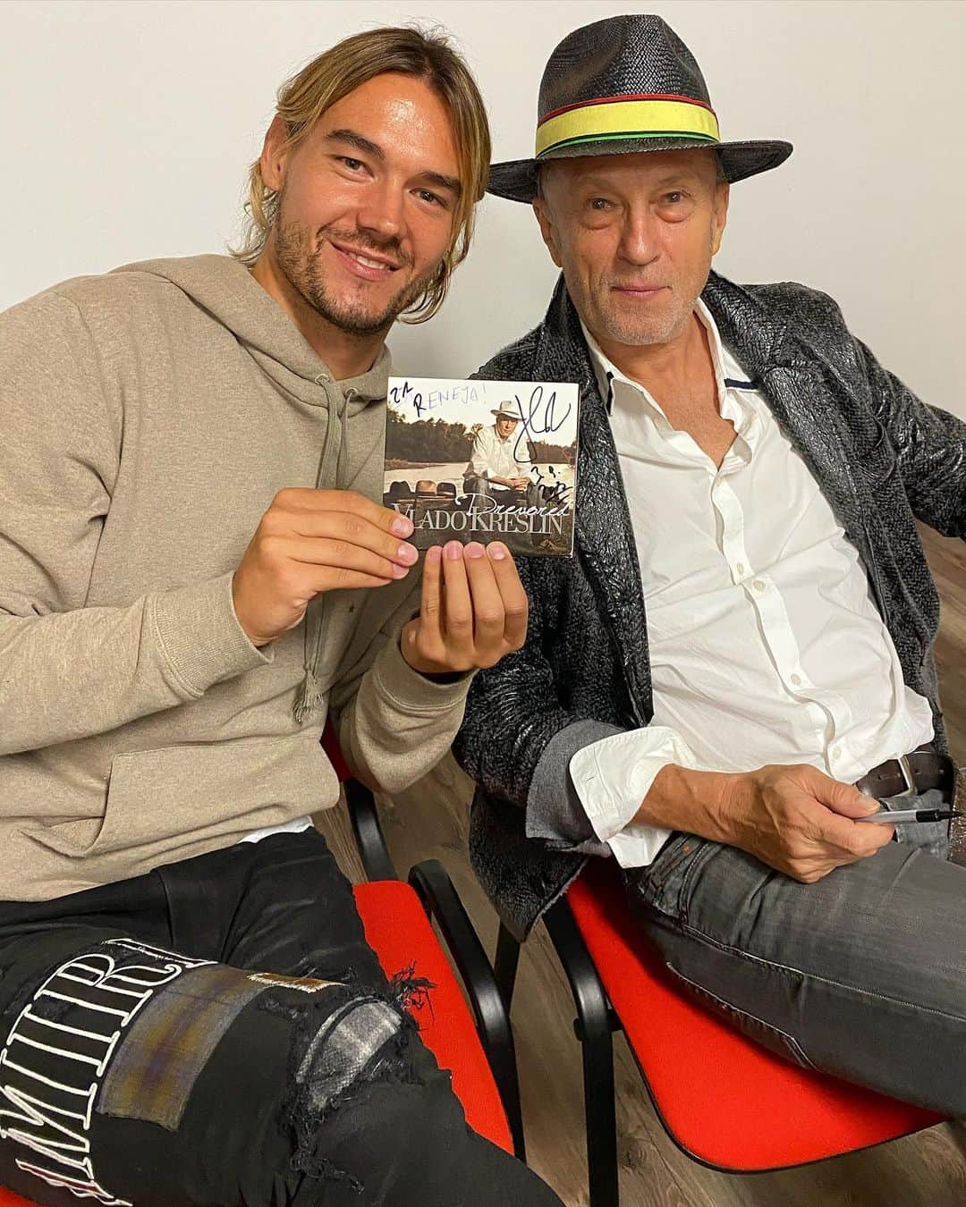 レネ・クルヒンのインスタグラム：「“Sami naši”... It was a privilege to chat about life with this incredible artist and a really genuine person. #vladokreslin #legend」