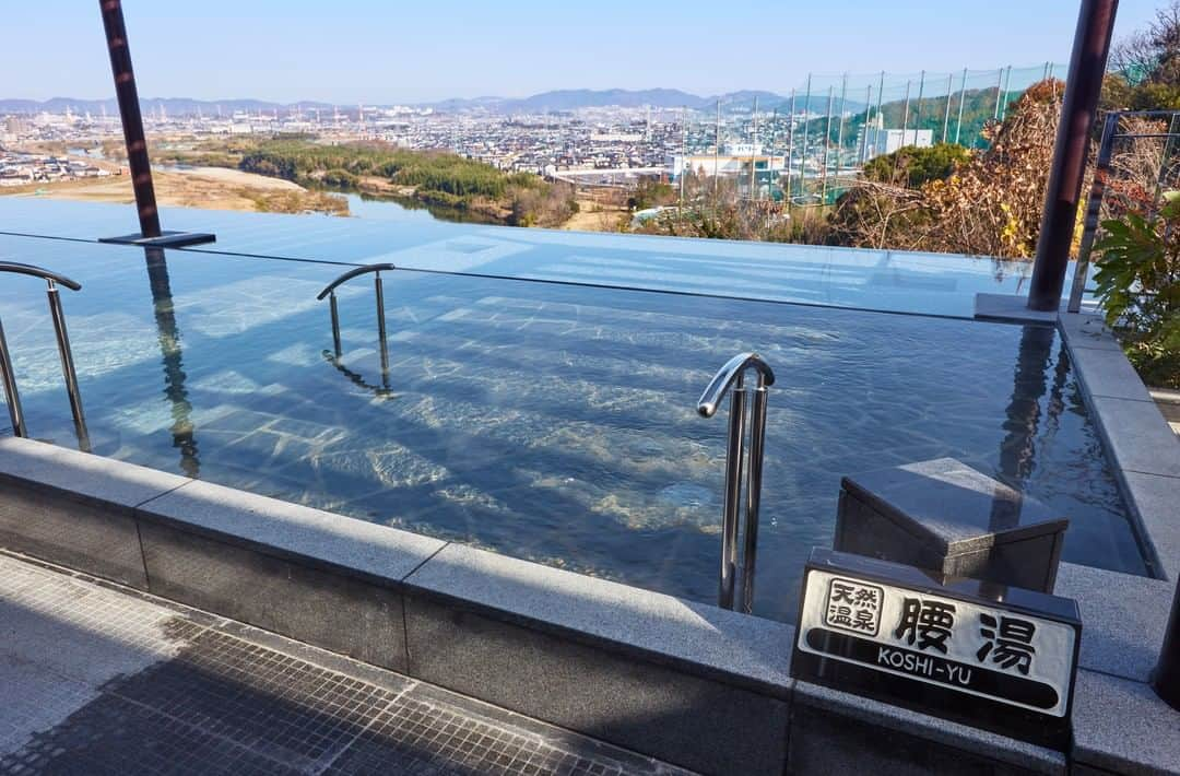 竜泉寺の湯さんのインスタグラム写真 - (竜泉寺の湯Instagram)「紫外線のピークが過ぎてもまだ油断大敵🙅‍♀️  行楽シーズンだからと対策せずに外出はNG、、 シルバーウィークで外に出る機会あるかと思いますが、 スキンケアもしっかりして保湿の対策🙆‍♀️  天空SPA HILLS 竜泉寺の湯  #竜泉寺 #温泉 #銭湯 #岩盤浴 #スーパー銭湯 #竜泉寺の湯  #日帰り温泉 #天然温泉 #お風呂 #美容 #健康 #リラックス #気分転換 #スパ #仕事終わり #サークル終わり #お出かけスポット #休日の過ごし方 #女子旅 #風呂部 #サウナー  #草加 #埼玉 #露天 #露天風呂」9月21日 3時47分 - ryusenjinoyu