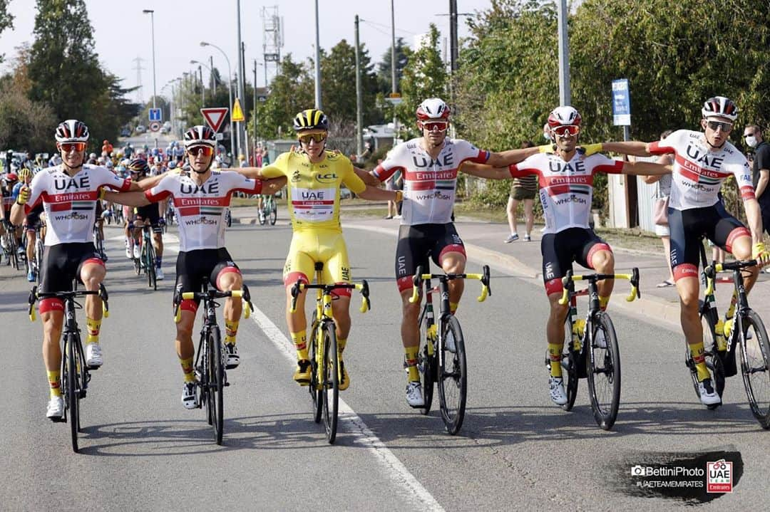 エミレーツ航空さんのインスタグラム写真 - (エミレーツ航空Instagram)「A triumphant Tour de Force by @uae_team_emirates at Tour de France. 🏆🚴🇦🇪  Congratulations, @tadejpogacar on being crowned the 2020 @letourdefrance champion!  The UAE Team Emirates’ first-ever victory at the world’s most prestigious and demanding cycling race marks a milestone moment for the UAE on the global sporting stage.   Emirates is a proud sponsor and partner of the UAE Team Emirates since 2017.  #UAETeamEmirates #TDF2020 #FlyEmiratesFlyBetter」9月21日 3時50分 - emirates