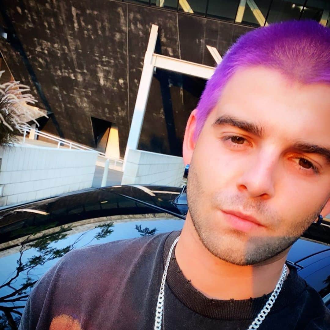ジャック・グリフォーのインスタグラム：「Kinda missing my purp tbh 😈🤍 happy Sunday!! 🐒☀️💪🏼」