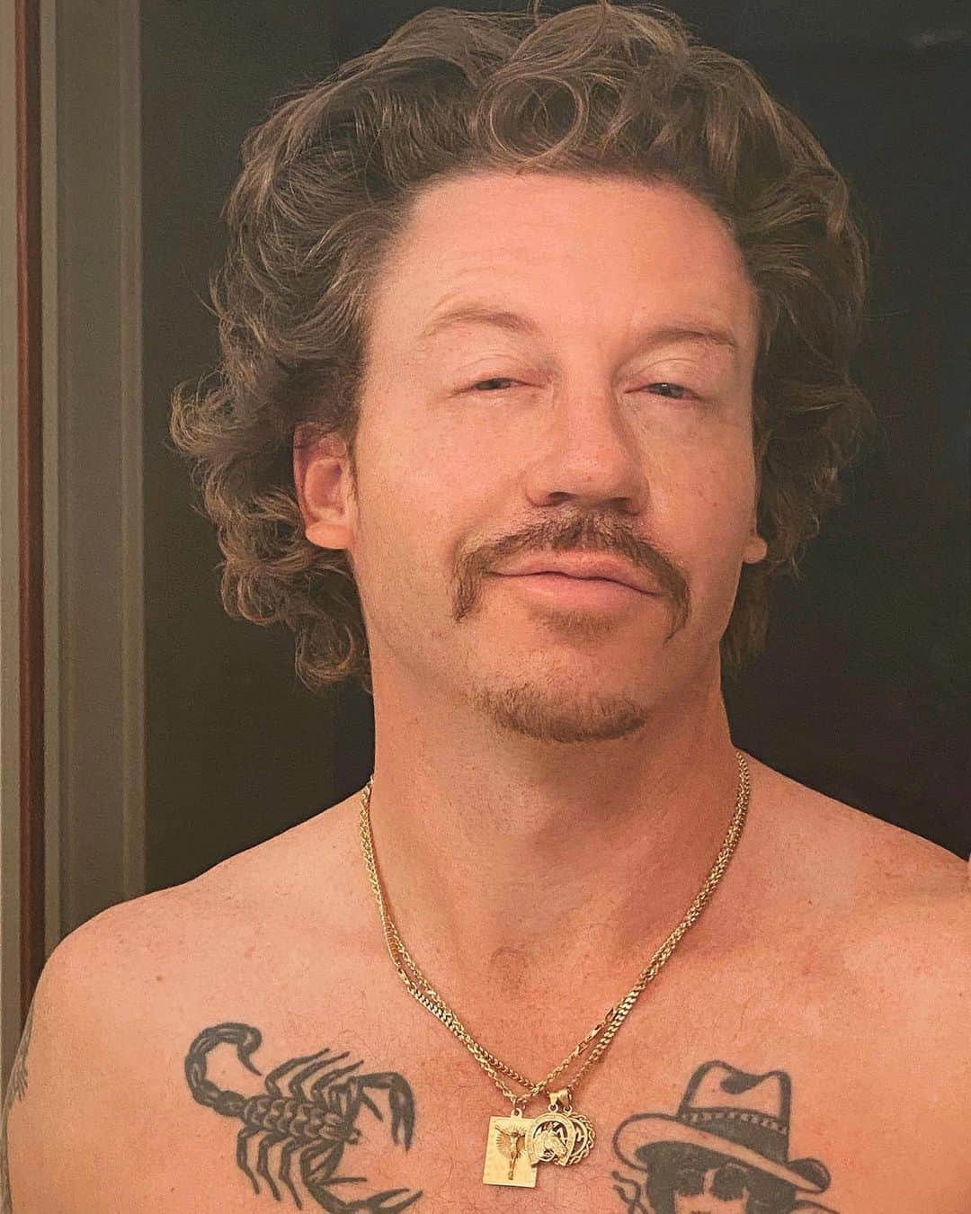 マックルモアーのインスタグラム：「Oh you didn’t think I was gonna hit the glow up during Covid?  Tag someone that didn’t know I had natural curls and enter in a chance to win my secret recipe for the perfect dangles」
