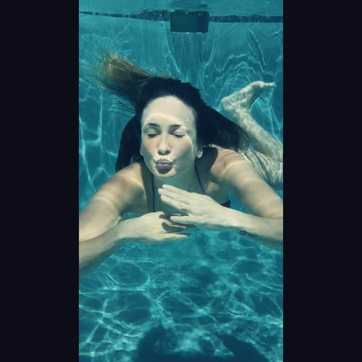 Claudia Leitteのインスタグラム：「Quase me afoguei, mas fiz o #DesembaçaChallenge debaixo d’água! Isso sim é desafio! #Desembaça @biaebrancaferes aprendam com a líder! 😂😂😂😂😂😂😂😂😂😂😂😂😂😂」
