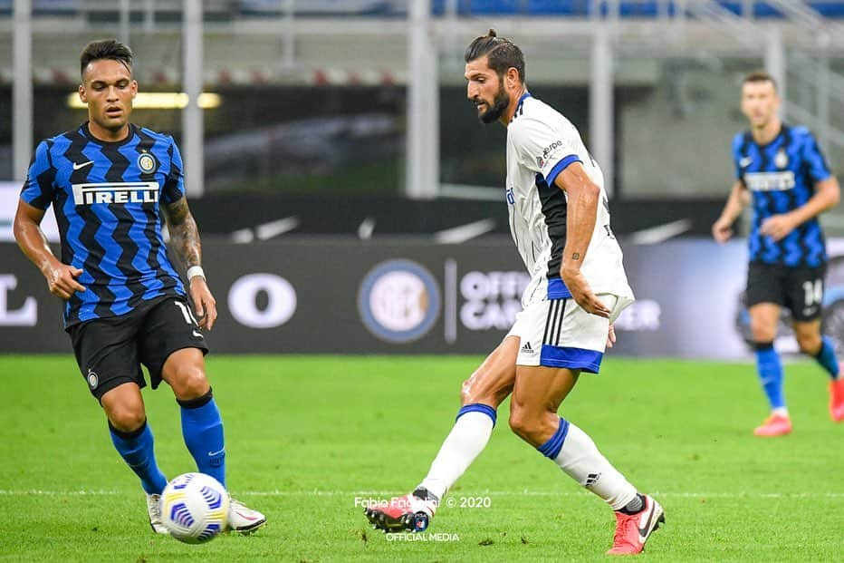 エロス・ピサーノのインスタグラム：「@inter - @pisasportingclub   È sempre un’emozione giocare nel “Tempio del Calcio” 🏟 - - #internazionale⚫️🔵  #pisasportingclub🔵⚫️  #friendlymatch  #football #passion #scaladelcalcio #dreamworks #milano #seriea #serieb #pisa」