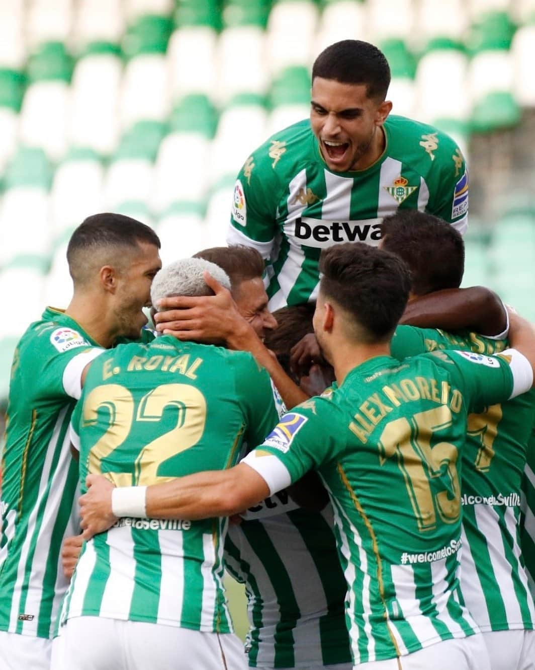 LFPさんのインスタグラム写真 - (LFPInstagram)「💚💯Celebrating AS A TEAM!  💚💯 ¡Celebrando COMO UN EQUIPO!  #RealBetis #RealBetisRealValladolid #LaLiga #LaLigaSantander #Football #YouHaveToLiveIt #HayQueVivirla」9月21日 4時00分 - laliga