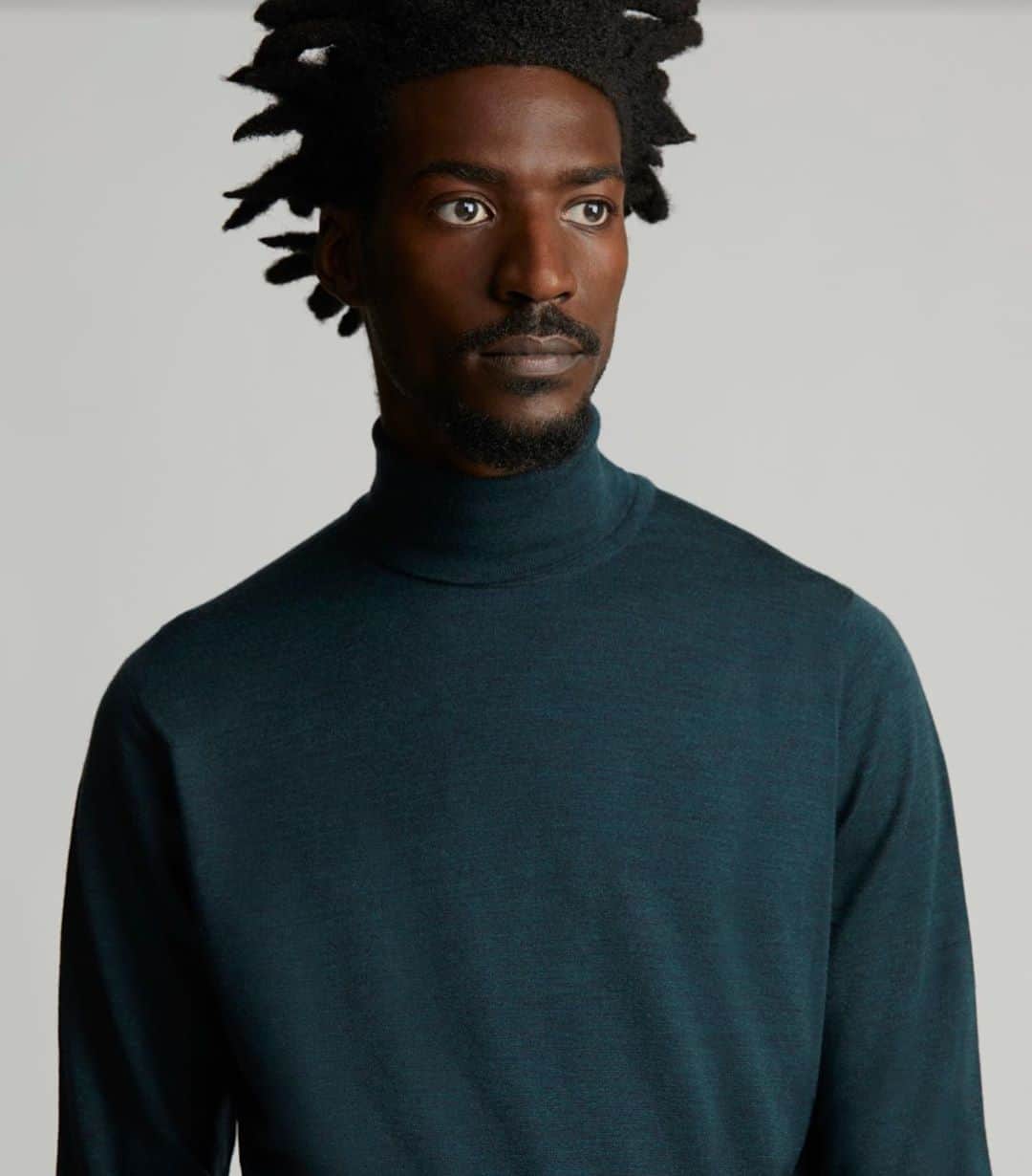 のインスタグラム：「Inspired by the vibrancy of colours found in the Autumn around the British Isles, Huntsman’s has produced a collection of merino knitwear in rich hues of Indigo, Smoke, Racing Green and Shadow Purple. Pair these luxurious knits with your favourite corduroy trousers, or tweeds, for an elegant, smart-casual look.  Shop this season's knitwear collection with @klarna, and spread the cost of your purchase over 3 equal payments, interest free!! Klarna is available exclusively online now.   #huntsmanAW2020 #klarna #huntsmanklarna #bethehuntsman #huntsmanathome #huntsmanheritage #huntsmansavilerow #huntsmannewyork #huntsmanseparates #readytowear #autumnwinter2020 #autumnwinterstyle #menswear #tailoring #tailored #bespoke #sartorial #britishdesign #savilerow #luxuryretail」