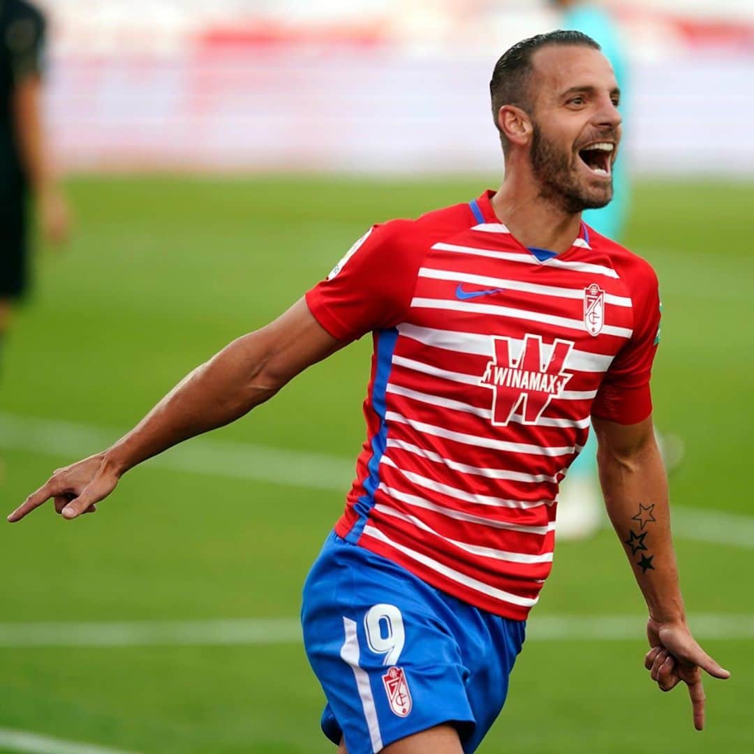 ロベルト・ソルダードのインスタグラム：「Luchamos juntos, sufrimos juntos, vencemos juntos...  ¡Sigamos soñando juntos! @granadacf 🇱🇻  #VamosMiGranada #EternaLucha 🔴⚪️」
