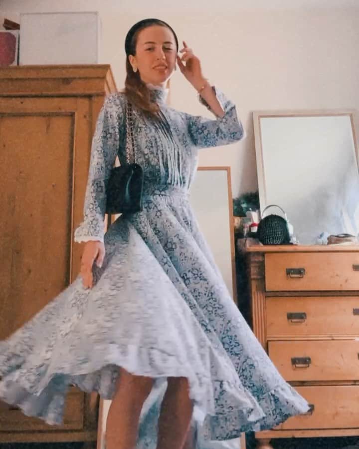 ベッキー・クルーエルのインスタグラム：「It’s better cause I made it myself 🥰 inspired by a 70s Laura Ashley made in wales prairie dress, I created this pintucked mid-length dress from a vintage curtain set and some antique lace. One of my favourite finished dresses yet! ⁣ ⁣ #prairiedress #gunnesax #vintagedress #lauraashley #madeinwales #lauraashleymadeinwales #vintagelauraashley #handmade #sewing #seamstress #gunnesaxstyle #prairiestyle」