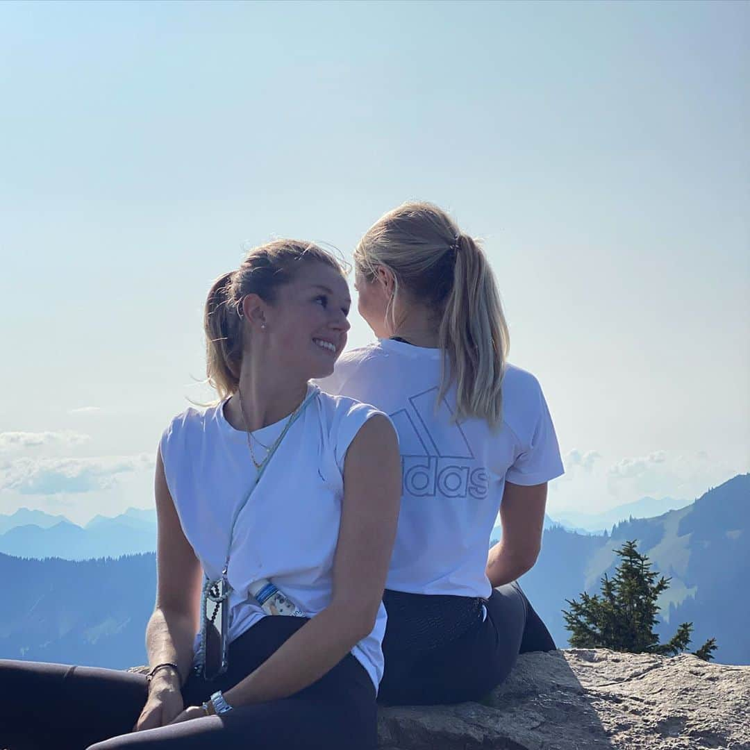 Nina Neuerのインスタグラム：「Thankful 🏔🥨」